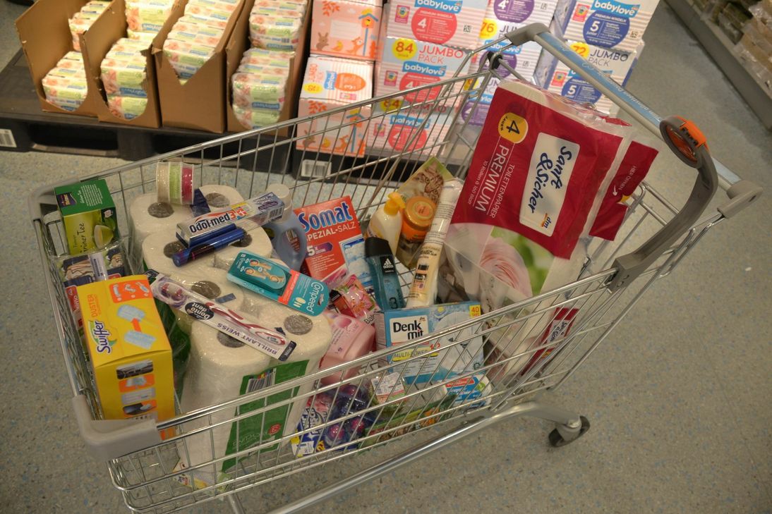 Produkte im Wert von rund 50 Euro sind in den Einkaufswagen von Redakteurin Sybille Schönhofen gewandert. Foto: Kreller