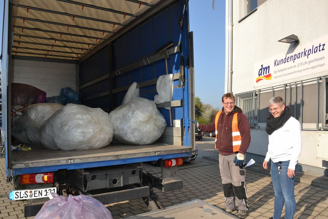Der Müll wird am dm-Drogeriemarkt abgeholt. Foto: Kreller