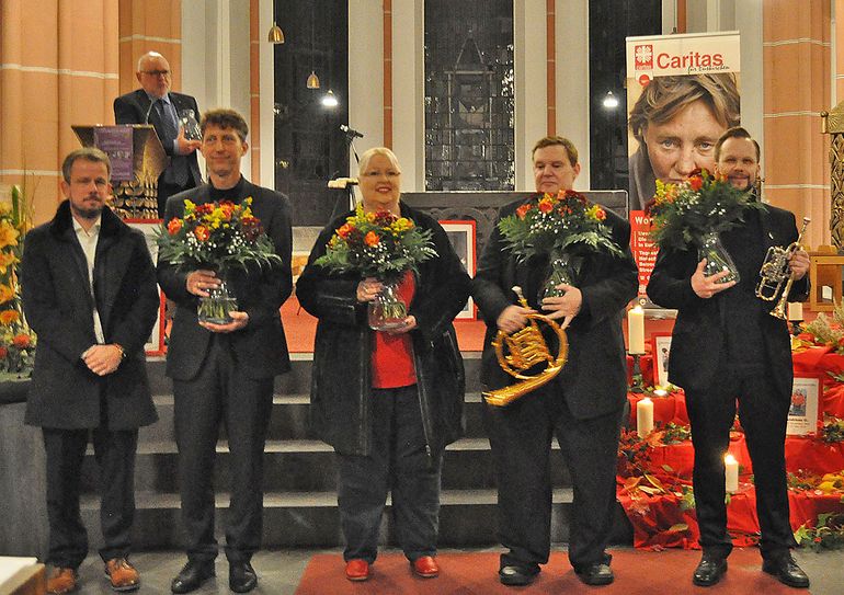 (v.l.) Martin Jost, Bernhard Becker (Vorständ Caritas), Manfred Sistig, Annette und Jürgen Schuster (Initiatoren) sowie Daniel Ackermann. Archivfoto: Carsten Düppengießer
