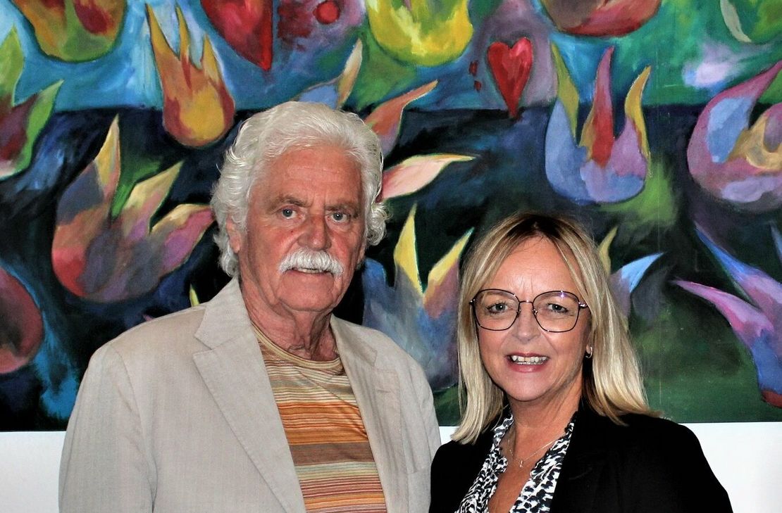 Franz Kruse mit Bürgermeisterin Sabine Preiser-Marian vor dessen Lieblingsmotiv, blühenden Tulpen, auf diesem Bild allerdings halb in die Flut getaucht.  Foto: Sabine Rößler/pp/Agentur ProfiPress