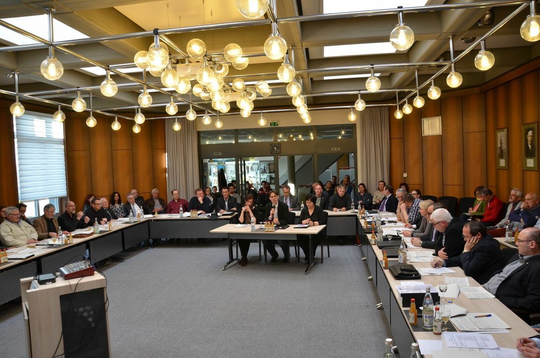 Bernd Jestädt (Mitte) und seine Mitstreiter der IG Schwalbenschule warben im Gemeinderat - unterstützt von über 50 Zuhörern - für den Erhalt der Kesternicher Grundschule. Ohne Erfolg: Mit 18:15 Stimmen wurde der Ratsbeschluss des Vorjahres bestätigt.