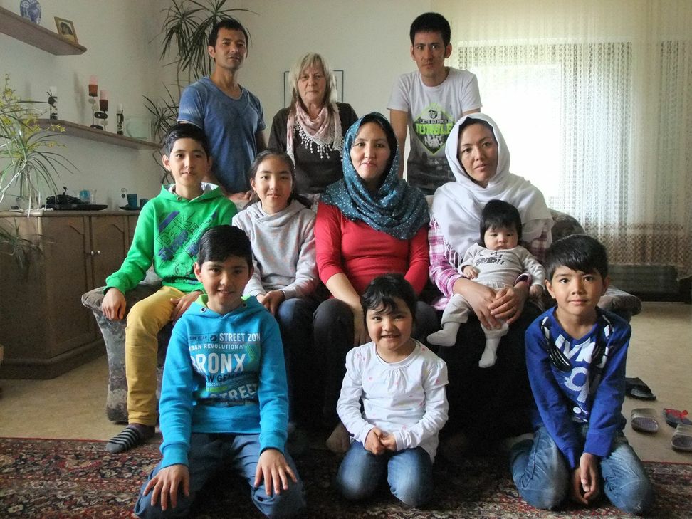 Für die afghanische Flüchtlingsfamilie Atayi ist ihre Patin Ursula Stimmler (hintere Reihe, Mitte) schon zu einem vollwertigen Familienmitglied geworden. Foto: Fischer