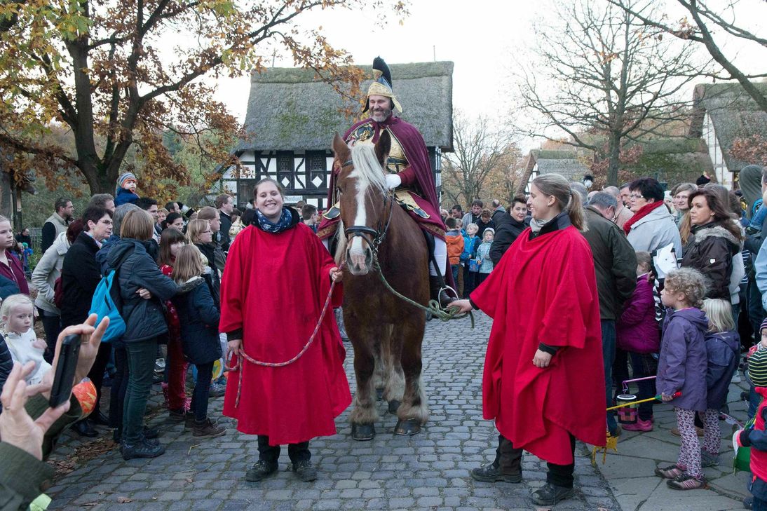 Sehr beliebt ist der Martinszug im Freilichtmuseum, bei dem auch der Mantel geteilt wird. LVR-Fotos