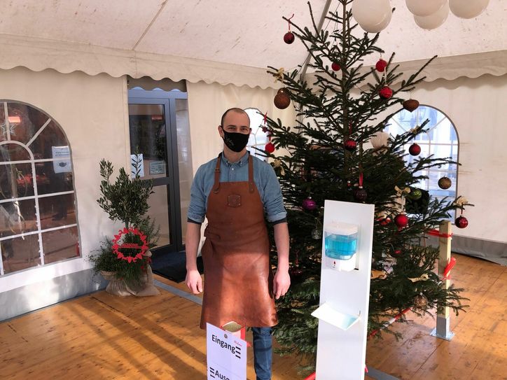 Marco Wilms und sein Bruder Michael führen eine Metzgerei in Roetgen. In einem Zelt sind die Kunden - auf Abstand - vor Wind und Wetter geschützt. Für die Kundenströme vor Weihnachten wurde ein »Ausgaberaum« eingerichtet. Foto: T. Förster