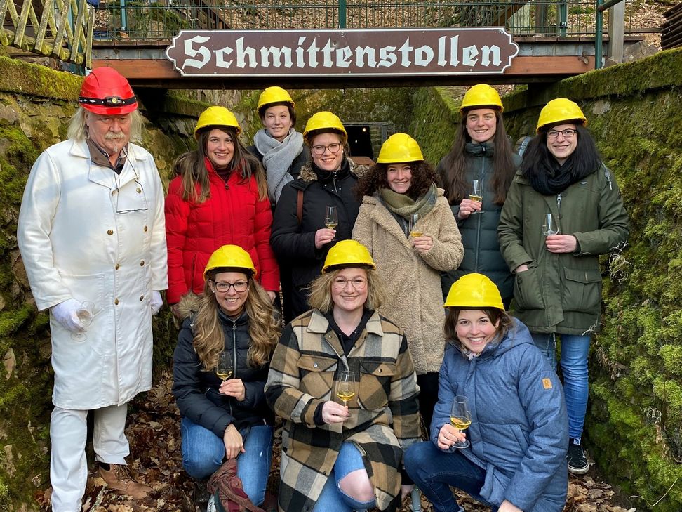 Die deutsche Weinkönigin Sina Erdrich (vorne rechts), die deutschen Weinprinzessinnen Linda Trarbach (vorne links) und Saskia Teucke (hinten 2. von links) mit den Nahweinmajestäten Sophie Semus, Aileen Süß und Sofia Forster, begleitet von Matthias Harke und den ehemaligen Naheweinmajestäten 2019/2021.