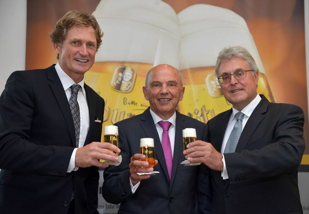 Jan Niewodniczanski (Geschäftsführer Technik und Umwelt), Alfred Müller (Geschäftsführer Finanzen und Verwaltung) und Klaus Adam (Vorsitzender der Aufsichtsgremien der Bitburger Holding und Bitburger Braugruppe) (v.l.n.r.). Foto: Bitburger