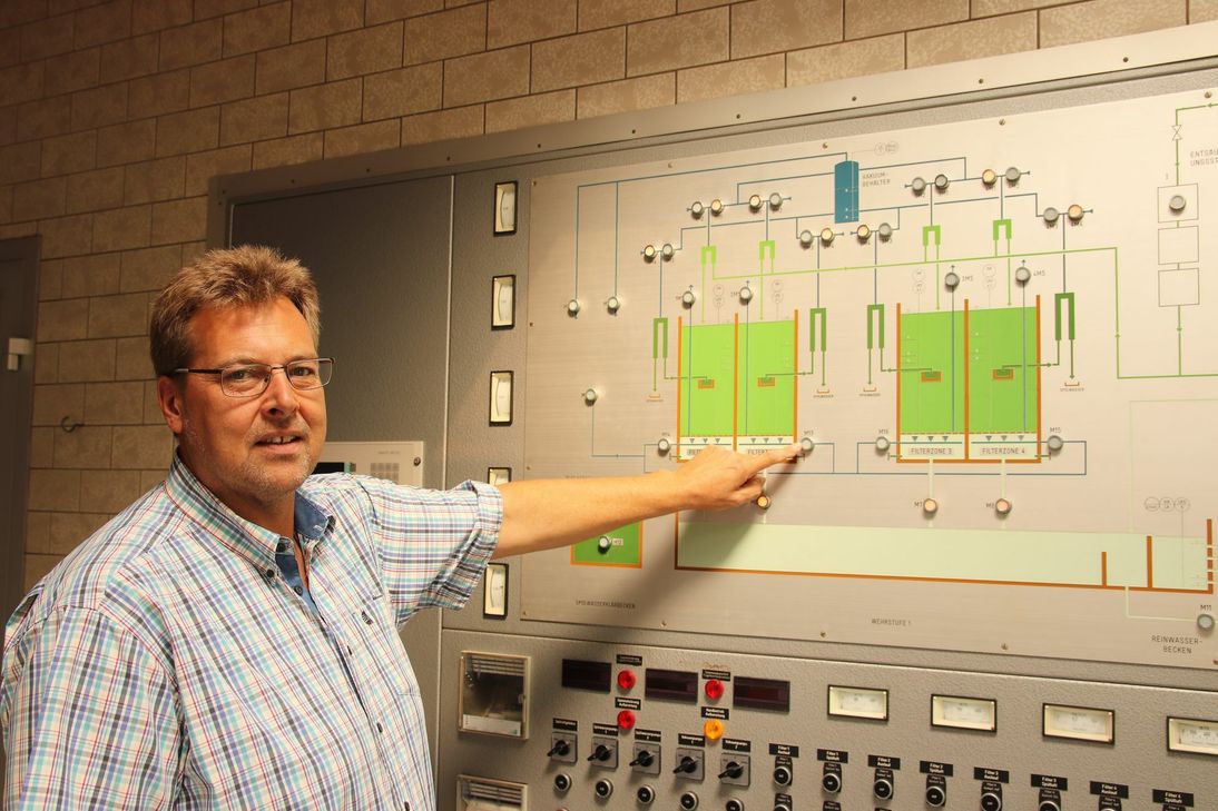 Frank Klinkhammer zeigt den Weg des Wassers, der im Wasserwerk Arloff-Kirspenich kontinuierlich überwacht wird. Bei Störungen können die Mitarbeiter schnell reagieren. Foto: Nolden