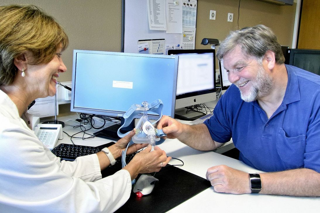 Lydia Weinbender, Schlafmedizinerin und Leiterin des Schlaflabors am Klinikum Idar-Oberstein, im Gespräch mit ihrem Patienten Peter Kuhlmann.