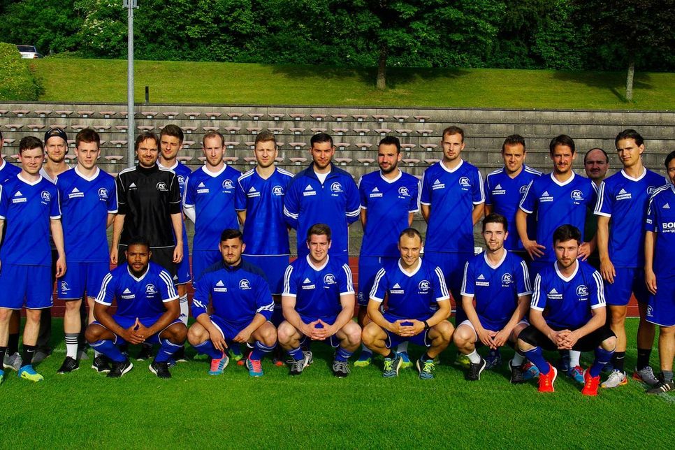 Zum ersten Training der Saison traf sich das Oberliga-Team des FC Karbach im Stadion von Emmelshausen. Foto: Arno Boes
