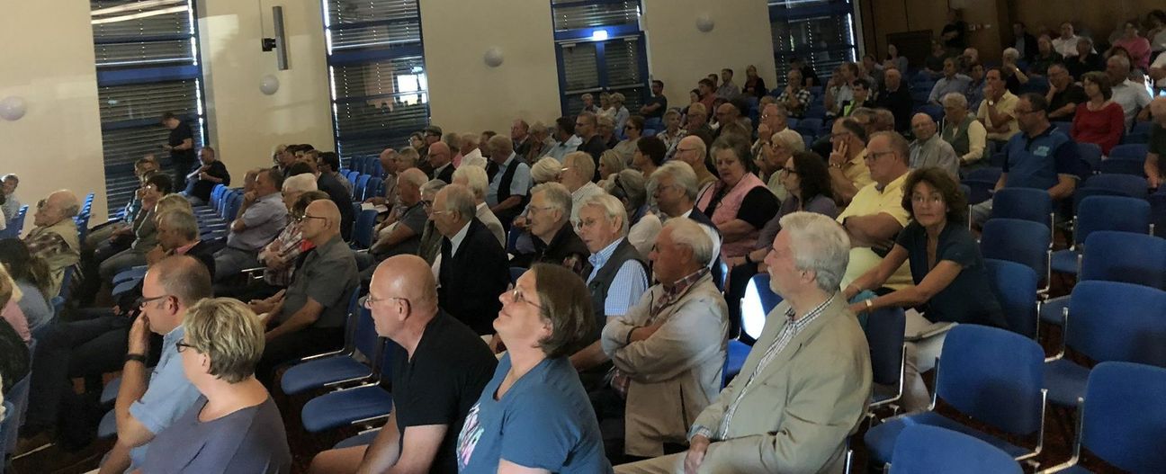 Gut gefüllt war die Aula des Turmhofgymnasiums von Menschen, die sich über die Ergebnisse informieren wollten. mn-Fotos