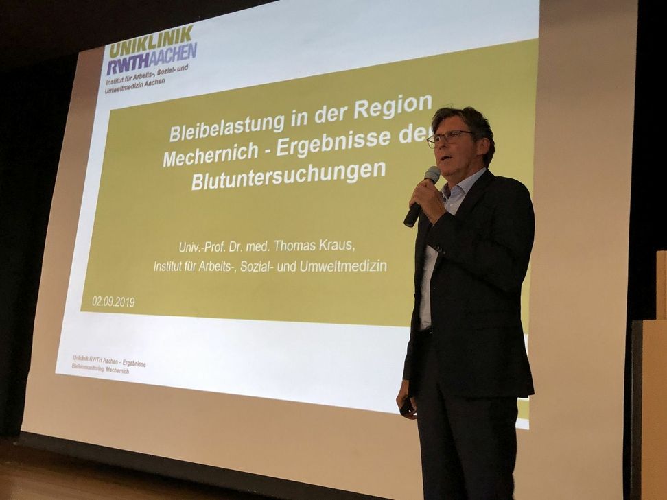 Prof. Dr. med. Thomas Kraus, Leiter des Institutes für Arbeits-, Sozial- und Umweltmedizin der RWTH Aachen, informiert über die Ergebnisse der Blutuntersuchungen.