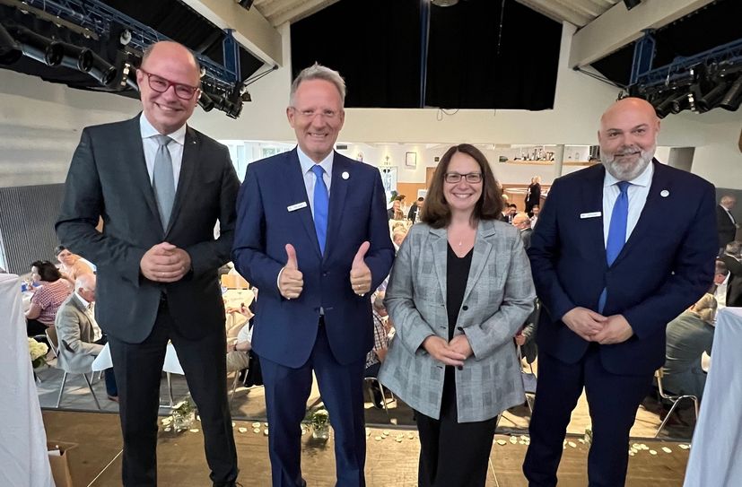 Die Vorstände von Raiffeisenbank Eifel eG und Volksbank Haaren eG freuen sich über die breite Unterstützung ihrer Mitglieder.