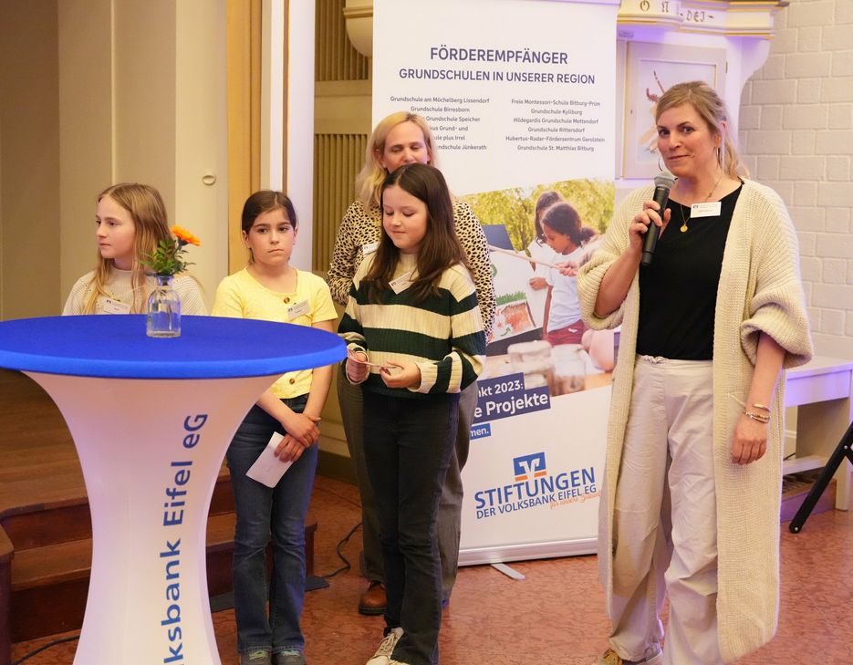 Die Stiftungen der Voksbank Eifel färdern nachhaltige Projekte der Grundschulen in der Region.