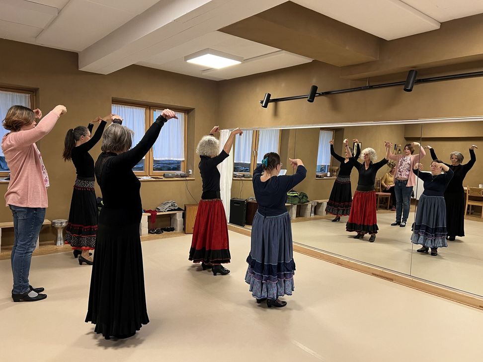 Im neu geschaffenen Kulturraum in Sötenich bietet Edith Lutz (im rocken Rock erkennbar) Flamenco-Inklusion als verbindendes Erlebnis an. Die Gruppe hat in bereits einen gelungenen Auftritt  zu verzeichnen.