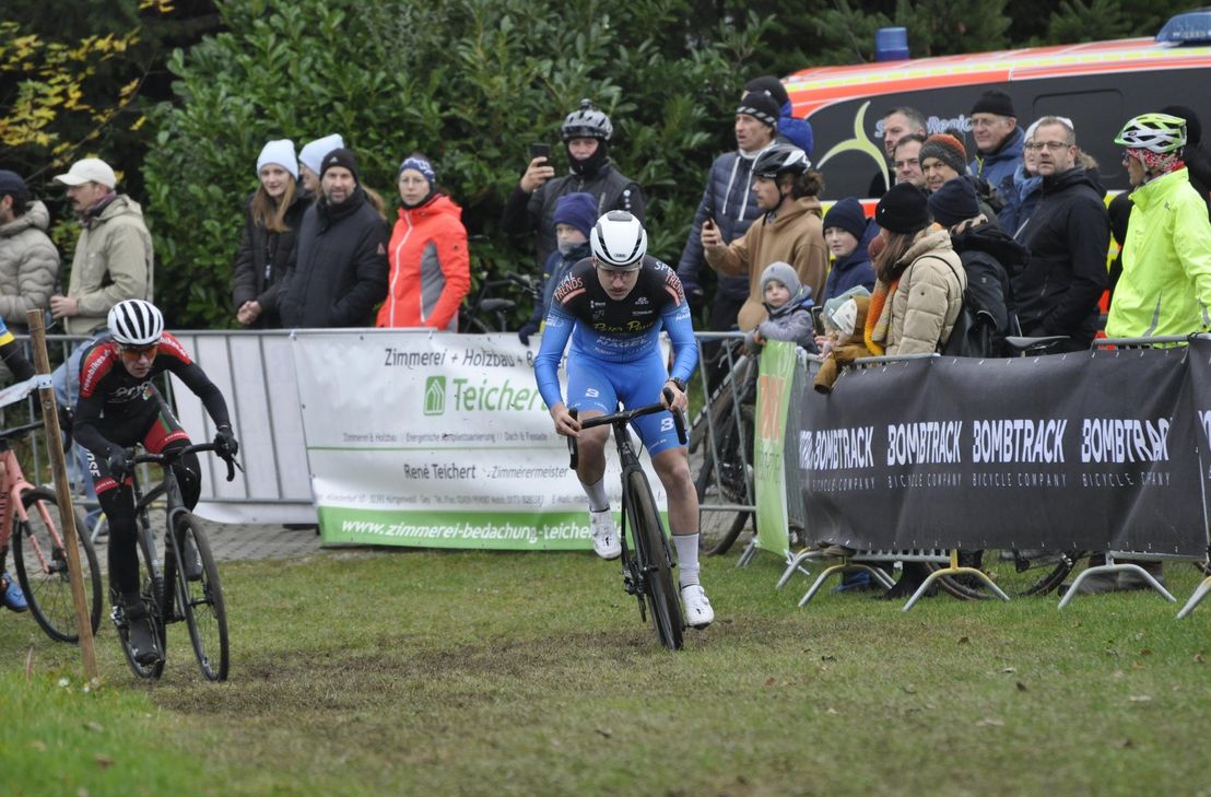 Die Radsportler beim »Cyclocross«.