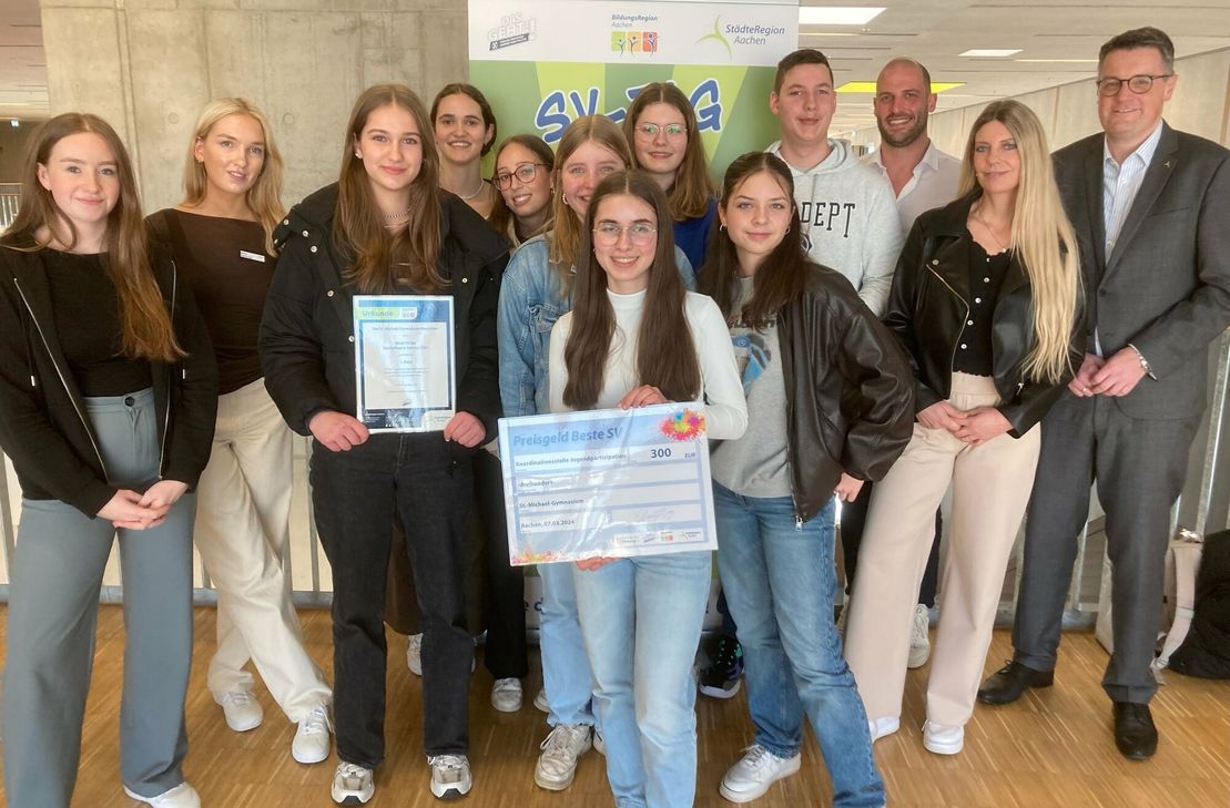 Die FSJler Isabeau Felder und Elena Flammang (l.) mit der »besten SV« vom St. MIchael-Gymnasium Monschau, ihren Lehrern Ingo Rittich und Iris Rumpe sowie Städteregionsrat Dr. Tim Grüttemeier.