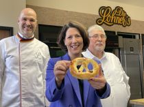Ministerin Daniela Schmitt präsentierte im Beisein von Bernd Kütscher (l.) und Achim Lohner ihr gelungenes "Backwerk".