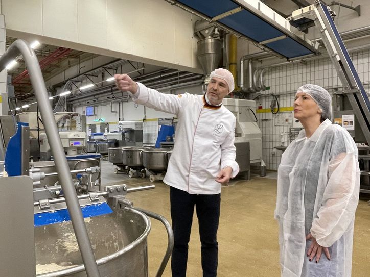 Bernd Kütscher erläuterte die Arbeitsschritte in der Werkhalle.