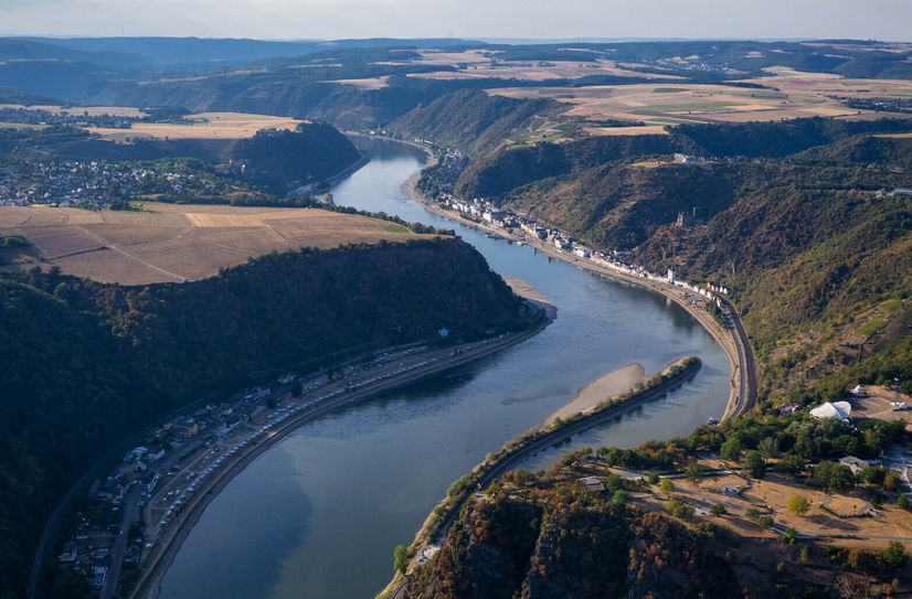 1: Über dem Fluss und den Klippen.