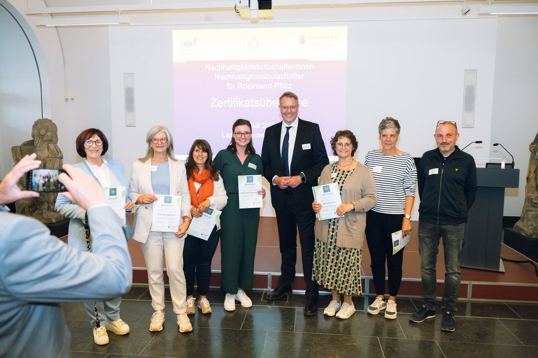 v.l.n.r. :Martina Shaw, Andrea Becker, Melanie Rheinheimer, Stefanie Faulhauer, Alexander Schweitzer, Heidi Backes, Petra Vankerkom und Dr. Gregory Mohr.