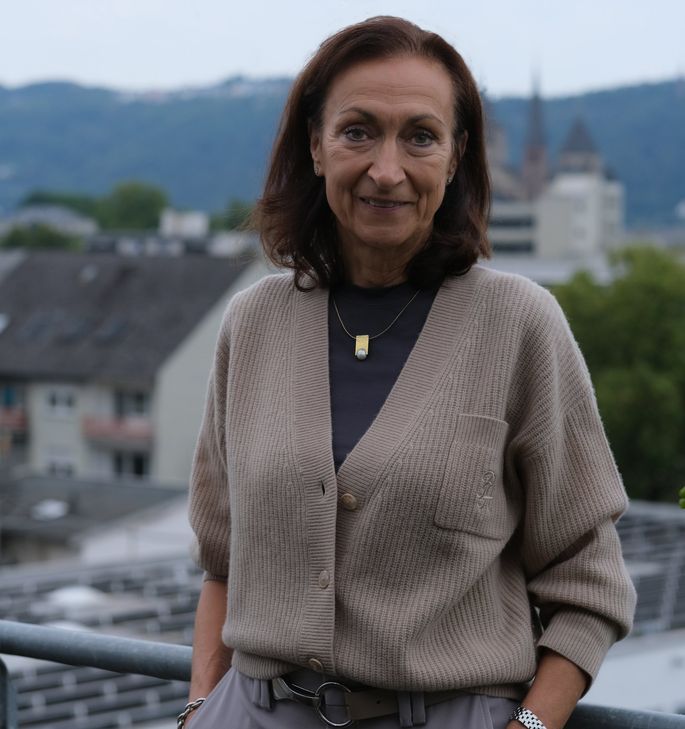 Hiltrud Zock wirbt für die Sonderedition der Kulturaktie, eine einzigartige Sammlung zeitgenössischer Kunst.