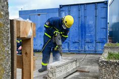 Arbeiten mit dem Bohr- und Aufbrechhammer.
