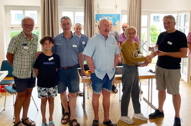Zum Meilenstein erhielt Edith als Besitzerin des Jubiläumsgeräts einen Gutschein über 1 000 Euro.