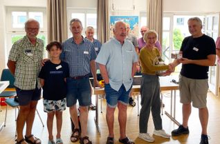 Zum Meilenstein erhielt Edith als Besitzerin des Jubiläumsgeräts einen Gutschein über 1 000 Euro.