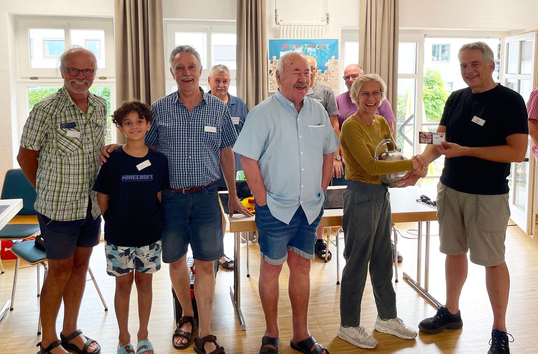 Zum Meilenstein erhielt Edith als Besitzerin des Jubiläumsgeräts einen Gutschein über 1 000 Euro.