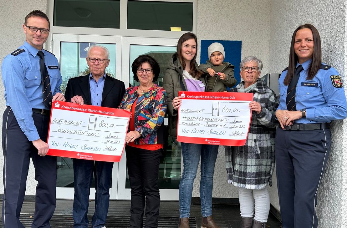 Von links: Bernd Hoffmann mit Herbert und Ingrid Wirzius von der Soonwaldstiftung, zwei Mitarbeiterinnen der Hospizgemeinschaft und Kalinka Schneider.