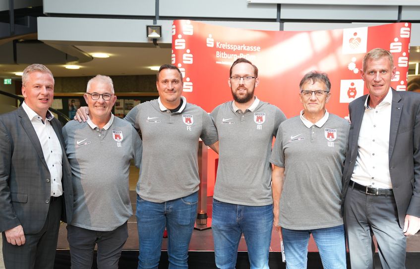 In der vergangenen Saison ist der FC Bitburg aus der Oberliga abgestiegen und will jetzt in der  neuen Saison in der sechstklassigen Rheinlandliga wieder vorne mitmischen. Die offizielle Kadervorstellung fand in der Schalterhalle der Kreissparkasse statt. Trainer Fabian Ewertz und die Verantwortlichen blicken sehr zuversichtlich in die neue Saison (wk).
