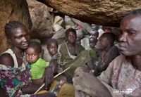 Bei Bombardierungen verstecken sich Menschen in einer Höhle im Sudan.