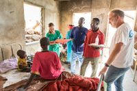 Gerade Kinder unterstützt Cap Anamur in Krisengebieten besonders, hier ist Bernd Göken, Geschäftsführer der Hilfsorganisation, im Sudan unterwegs gewesen.