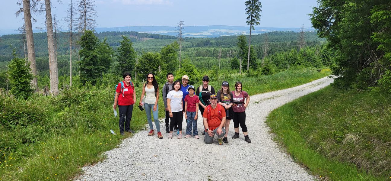 US Familien auf Rangertour im Nationalpark.