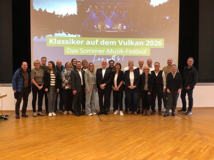 Ohne Sponsoren wären die Ticketpreise nicht bezahlbar: GesundLand GmbH, Stadt und VG Daun stellten zusammen mit den anwesenden Sponsoren das Programm für das kommende Jahr vor.