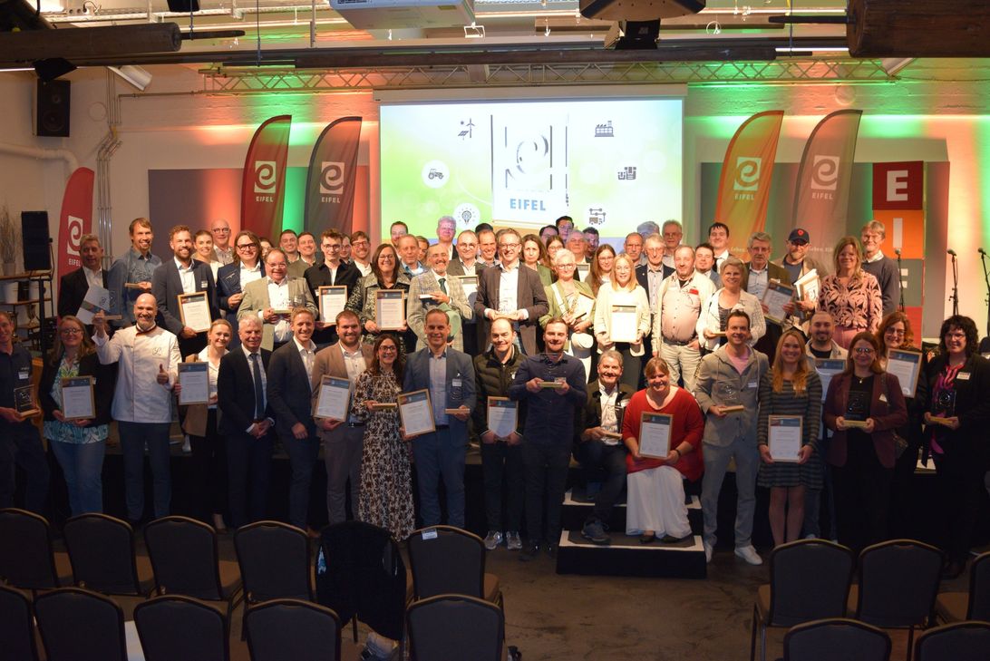 31 Betriebe und Initiativen wurden von der Zukunftsinitiative Eifel mit dem »Eifel Award 2025« ausgezeichnet. Die Auszeichnungen wurden kürzlich vom Präsidium der Zukunftsinitiative in der »Feuerhalle« der Alten Tuchfabrik in Euskirchen verliehen. 	Foto: Scholl