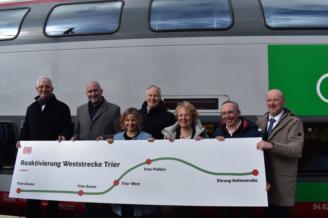 V. l. n. r.: der Trierer OB Wolfram Leibe, Andreas Kruppert, Landrat Eifelkreis Bitburg-Prüm und Stellvertretender Verbandsvorsteher des SPNV-Nord und Katrin Eder, Ministerin für Klimaschutz, Umwelt, Energie und Mobilität des Landes Rheinland-Pfalz