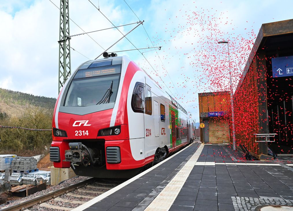 Symbolisch fährt der erste Personennahverkehrszug in der neuen Verkehrsstation Trier-Hafenstraße ein.