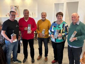 V.l.: Vorsitzender Oliver Schmuck, Ehrenmitglieder mit ihren Präsenten Hans-Josef Uhrmacher, Heinz-Willi Nickels, Bettina Salzmann und Herbert Saxler.