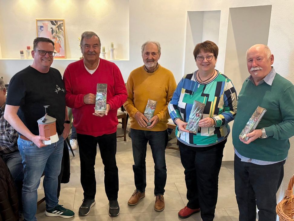 V.l.: Vorsitzender Oliver Schmuck, Ehrenmitglieder mit ihren Präsenten Hans-Josef Uhrmacher, Heinz-Willi Nickels, Bettina Salzmann und Herbert Saxler.