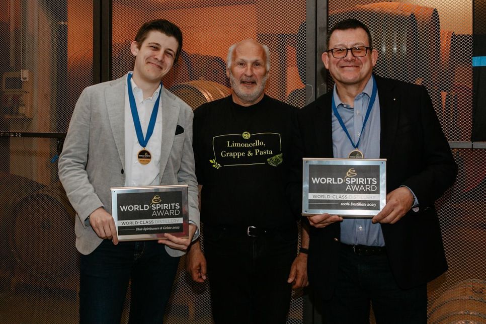 Mario (links) und Hubertus Vallendar (rechts) mit dem World-Spirits-Award-Veranstalter Wolfram Ortner.