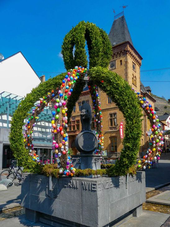 Der Zeller "Schwarze-Katz-Brunnen" wird jedes Jahr mit einer bunt geschmückten Osterkrone dekoriert.
