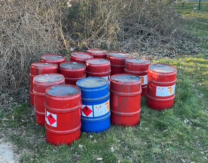 Diese Metallfässer wurden