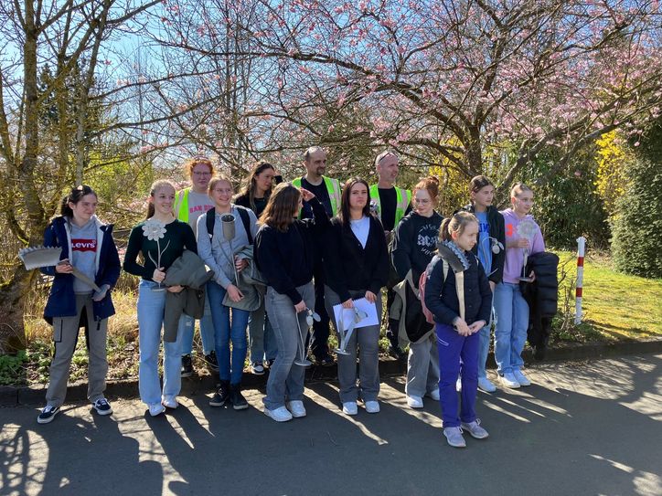 Die engagierten Mädchen mit ihren Kunstwerken aus Metall