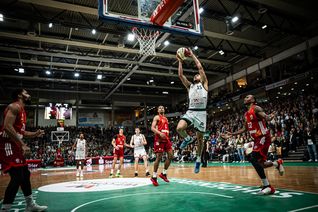 Jordan Roland von den Gladiators auf dem Weg zum Korb