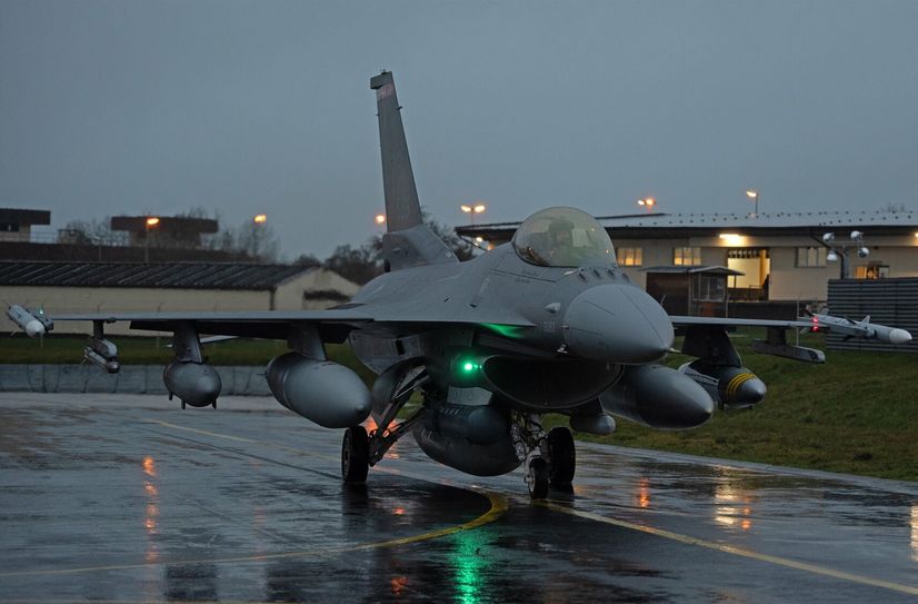 Start eines F-16CM Jagdbombers von der Airbase Spangdahlem in Richtung Japan.