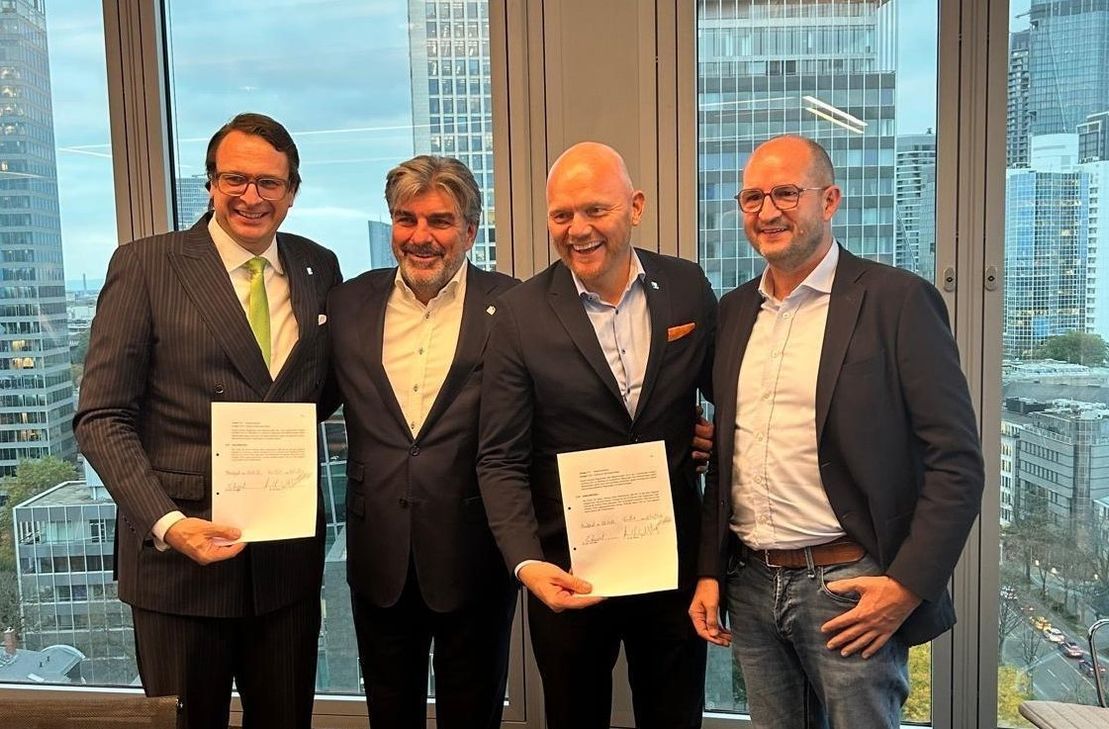 Freude über den unterschriebenen Mietvertrag für das Hotel: Von links: Alexander Aisenbrey, Oliver Mathée und Alex Obertop, Vorstände der Vorreiter AG sowie Stephan Ruppert, Geschäftsführer der Matthias Ruppert Holding GmbH.