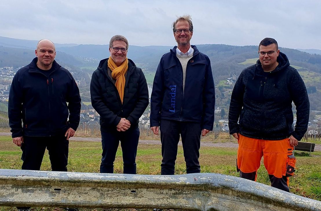 Ingo Geidis (Saarburger Sesselbahn), Stadtbürgermeister Andreas Reymann, Christian Grochtdreiss (Landal Warsberg) und Dennis Dubiel (Städtischer Bauhof) sind zufrieden, dass die Arbeiten zur Erneuerung der Leitplanken nun starten.