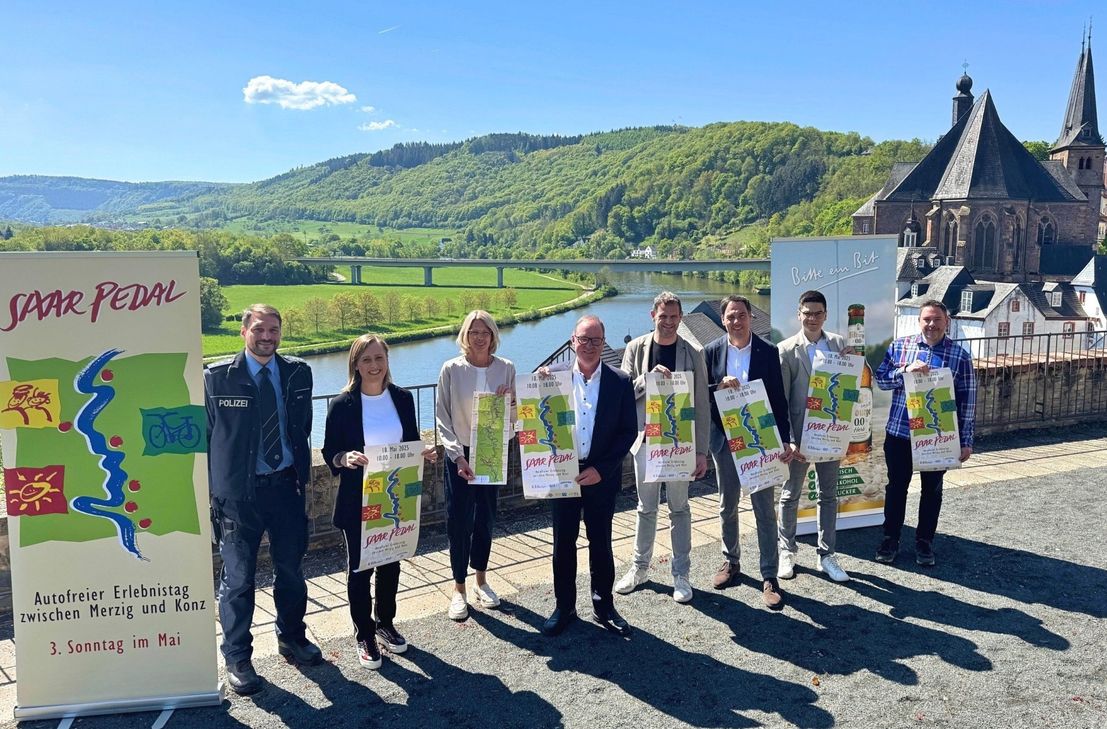 v.l. Hr. Schmitt (Polizeiinspektion Saarburg), Melanie Lemmer, Stefanie Koch (Saar-Obermosel-Touristik), Jürgen Dixius (Bürgermeister der Verbandsgemeinde Saarburg-Kell), Daniel Kiefer (Bürgermeister der Gemeinde Mettlach), Guido Wacht (Hauptamtlicher Beigeordneter der Verbandsgemeinde Konz), Jonas Rees (Bitburger Braugruppe) und Björn Becker (Tourist-Information Stadt Merzig).