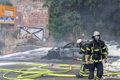 Der Brand des Autos griff auf den Wald oberhalb der roten Felsen über. Die Feuerwehr konnte die Flammen löschen und ein Ausbreiten verhindern.